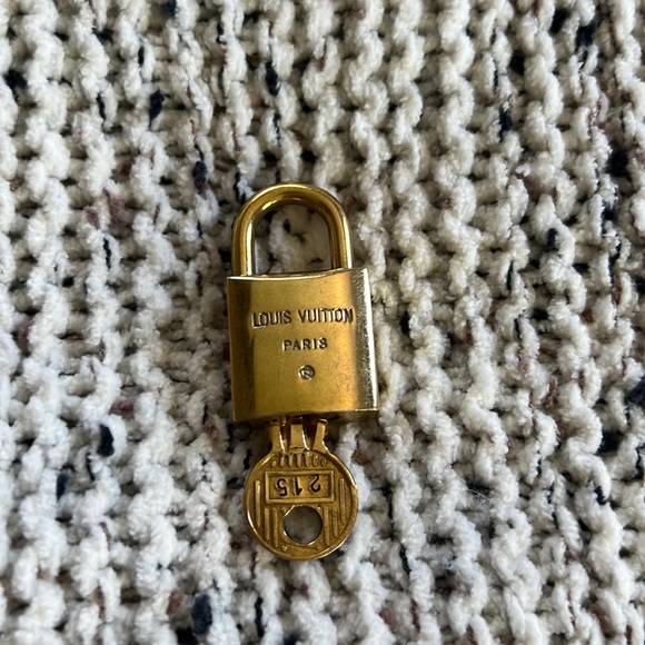 #215 Authentic Louis Vuitton lock n key - Picture 1 of 7
